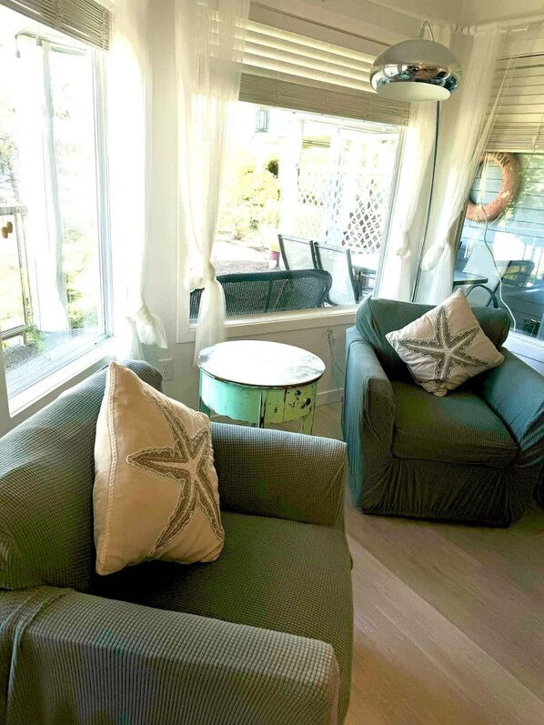 Téléviseur, foyer, livres