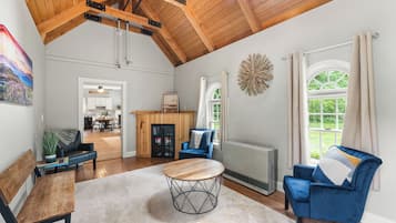 Garden Villa | Living area | TV