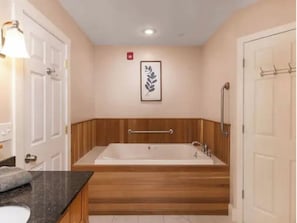 Garden Villa | Bathroom - TuckAway Suites at East Branch (Intervale)