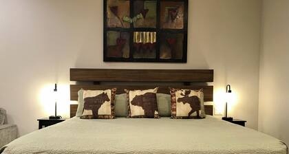 R and R Hideaway, A Cozy Lakeside Suite