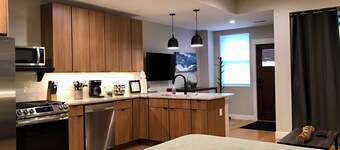 R and R Hideaway, A Cozy Lakeside Suite 