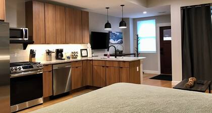 R and R Hideaway, A Cozy Lakeside Suite