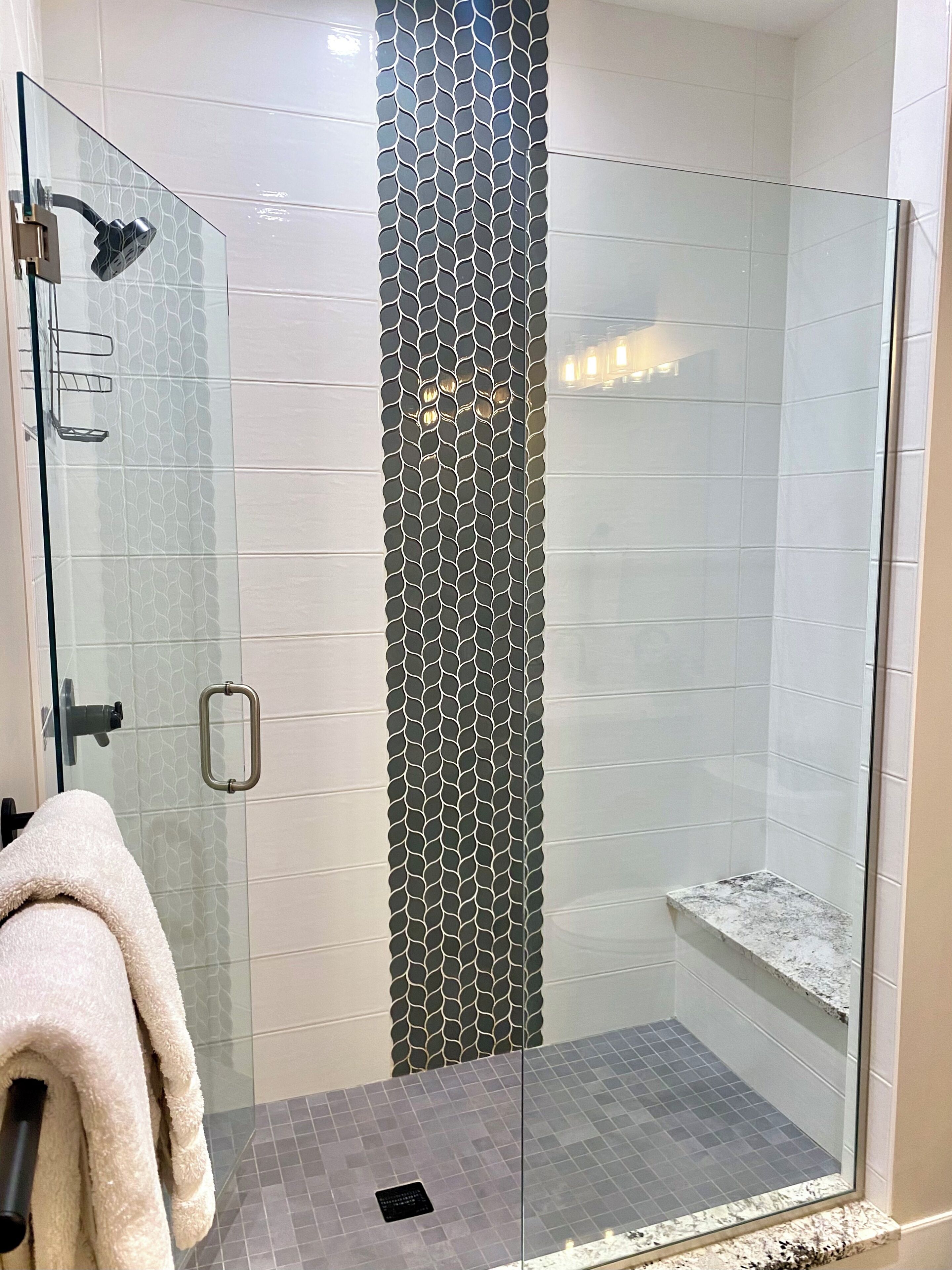 Douche, sèche-cheveux, serviettes fournies, savon