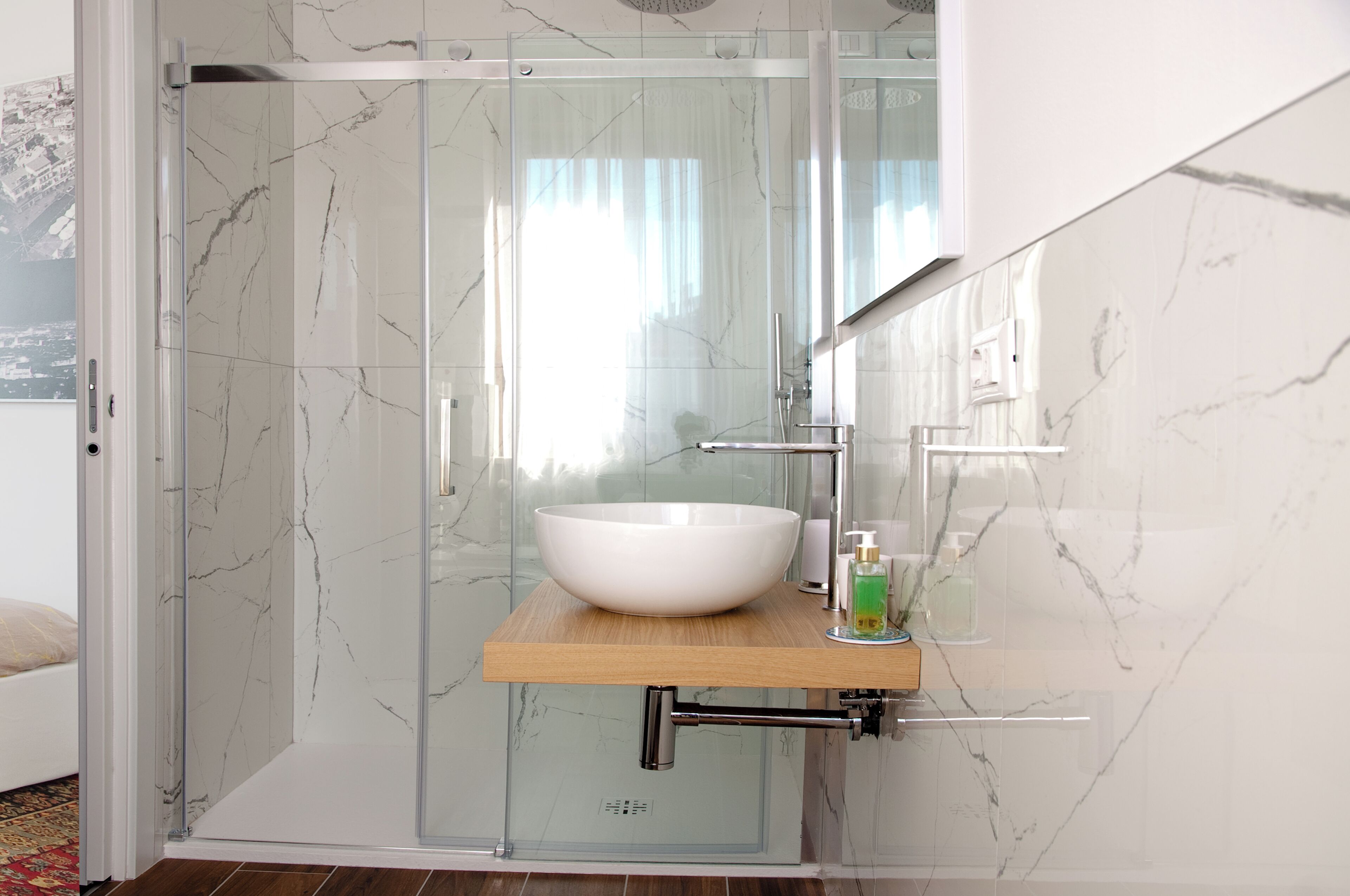 Douche, sèche-cheveux, bidet, serviettes fournies