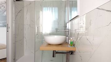 Douche, sèche-cheveux, bidet, serviettes fournies