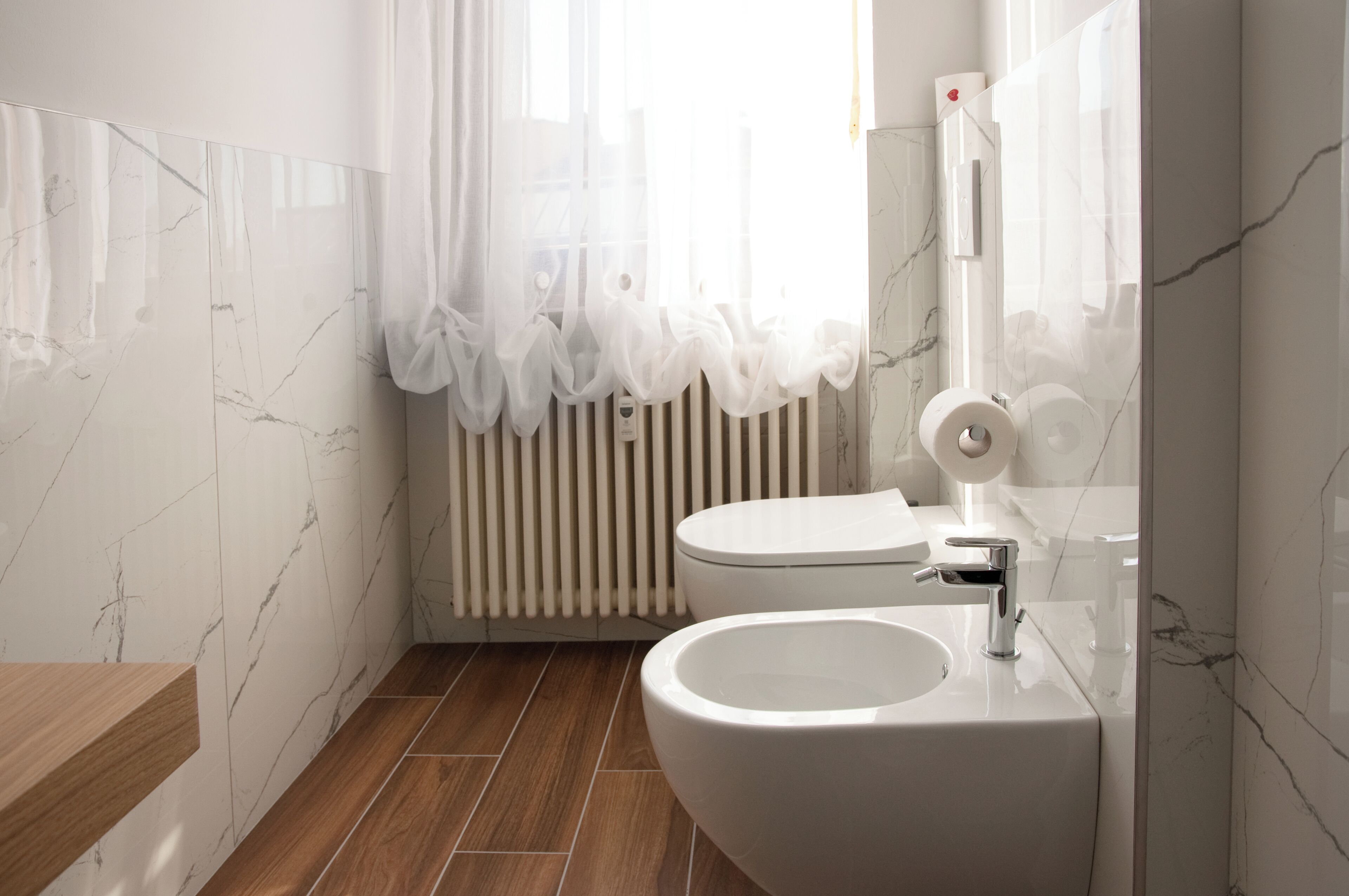 Douche, sèche-cheveux, bidet, serviettes fournies