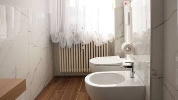 Douche, sèche-cheveux, bidet, serviettes fournies