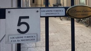 A street sign with the number 5 and a tourist location sign. - ARENA AROUND - IMPERIAL SUITE (Verona)