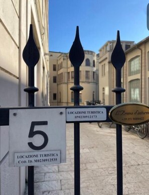 A street sign with the number 5 and a tourist location sign. - ARENA AROUND - IMPERIAL SUITE (Verona)