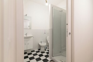 Ducha, secador de pelo, bidé y toallas