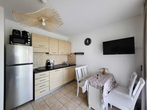 Refrigerador, microondas, placa de cocina, lavavajillas