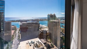 Un edificio alto con vista a un puerto deportivo y al mar.