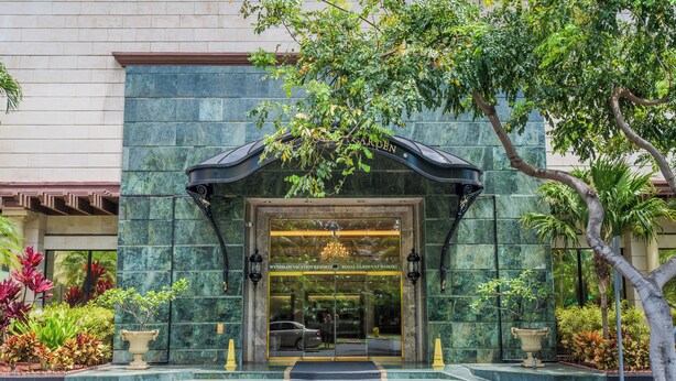 A hotel entrance with a grand archway, a chandelier, and a well-maintained garden area. - 🍧 Summer Special - Royal Garden Waikiki - Ocean View - Resort Amenities 😎 (Honolulu)