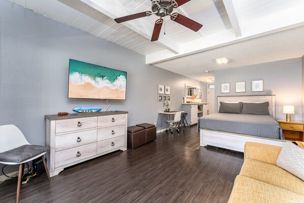 Skrivebord, strygejern/strygebræt, gratis Wi-Fi, sengetøj