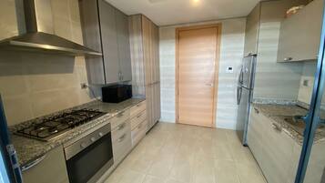 Microwave, oven, stovetop, cookware/dishes/utensils