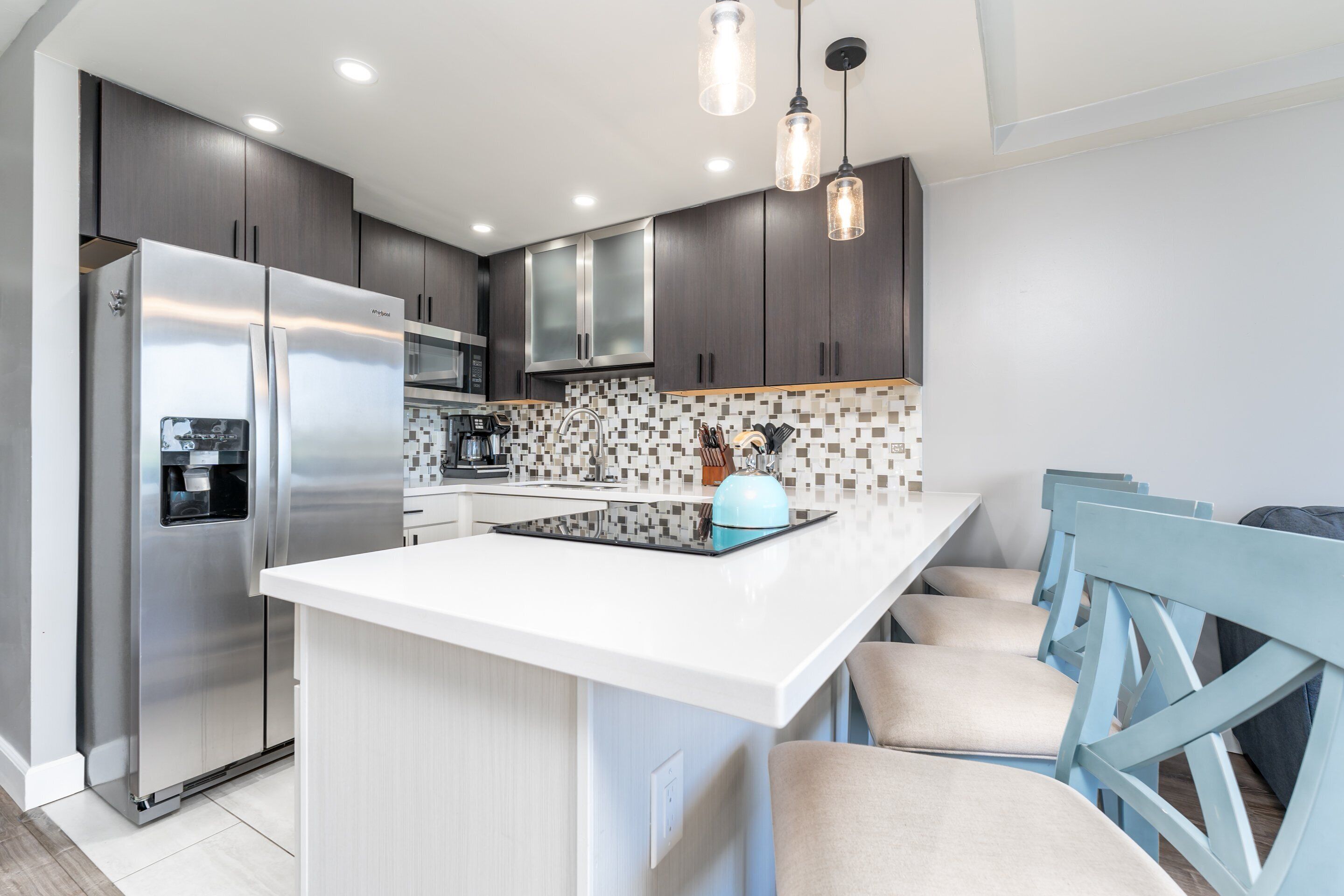 Jääkaappi, mikroaaltouuni, uuni, liesi