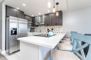 Kjøleskap, mikrobølgeovn, ovn og kokeplater