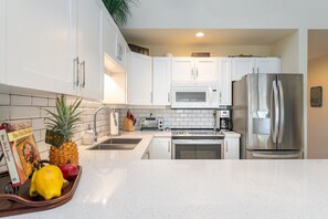Fridge, microwave, oven, stovetop - 🏝️😎🏄🏻‍♀️Maui is Calling-Luxury, Family 2/2, Walk to Beach, Ocean View🏝️ (Kihei)
