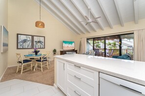 Interior - 🏝️😎🏄🏻‍♀️Maui is Calling-Luxury, Family 2/2, Walk to Beach, Ocean View🏝️ (Kihei)