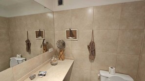 Shower, hair dryer, bidet, towels