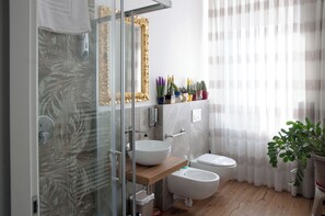 Dusche, Haartrockner, Bidet, Handtücher