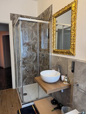 Shower, hair dryer, bidet, towels - ARENA AROUND - DREAM SUITE (Verona)