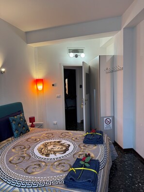 1 chambre, coffres-forts dans les chambres, bureau, lit parapluie