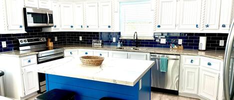 Kylskåp, mikrovågsugn, ugn och spishäll