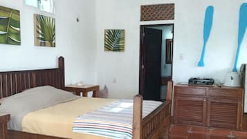 1 bedroom, bed sheets