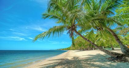 Modern Island Living – 2-Bed, 2-Bath Beachfront Condo at Watercolors Roatán E4