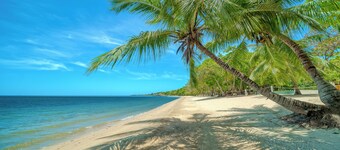 Modern Island Living – 2-Bed, 2-Bath Beachfront Condo at Watercolors Roatán E4