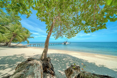 Modern Island Living – 2-Bed, 2-Bath Beachfront Condo at Watercolors Roatán E4