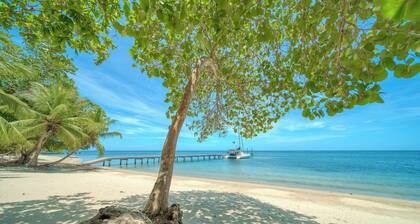 Modern Island Living – 2-Bed, 2-Bath Beachfront Condo at Watercolors Roatán E4