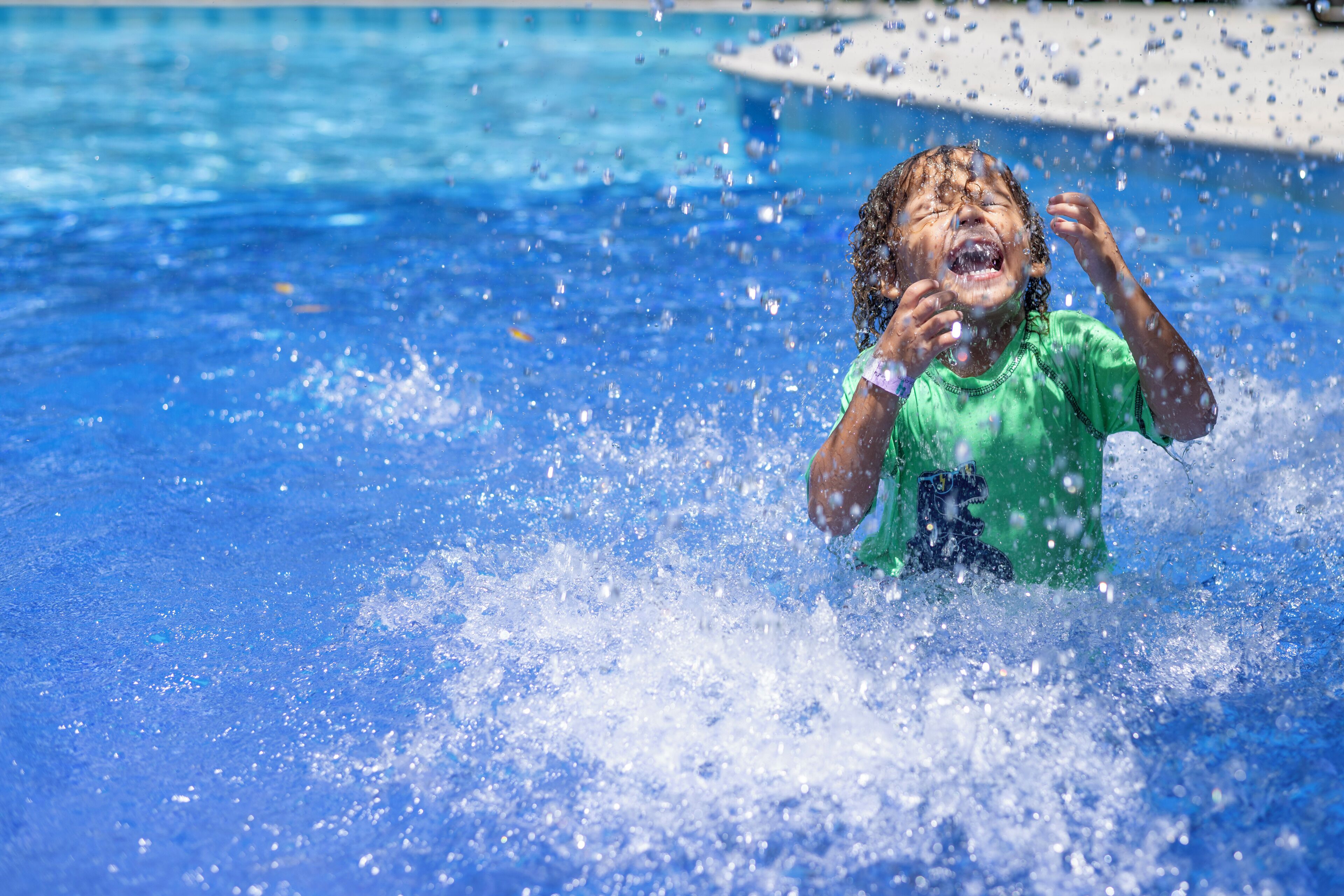 Alberca al aire libre y camastros 