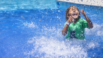Alberca al aire libre y camastros
