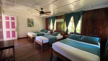 Habitación familiar | 1 dormitorio, cortinas opacas, wifi gratis y ropa de cama