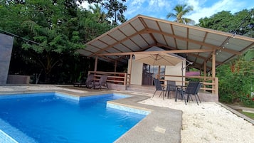 Tienda de campaña superior, alberca privada, vista a la laguna | 1 habitación, cortinas blackout, wifi gratis y ropa de cama