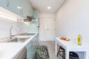 雪櫃、微波爐、焗爐、洗碗機