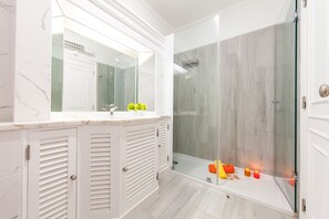 Dusche, Haartrockner, Handtücher