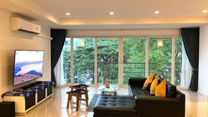 Apartment, 2 Bedrooms, Accessible, Balcony | Living area