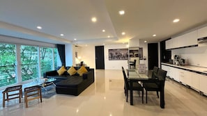 Apartment, 2 Schlafzimmer, barrierefrei, Balkon | Wohnbereich
