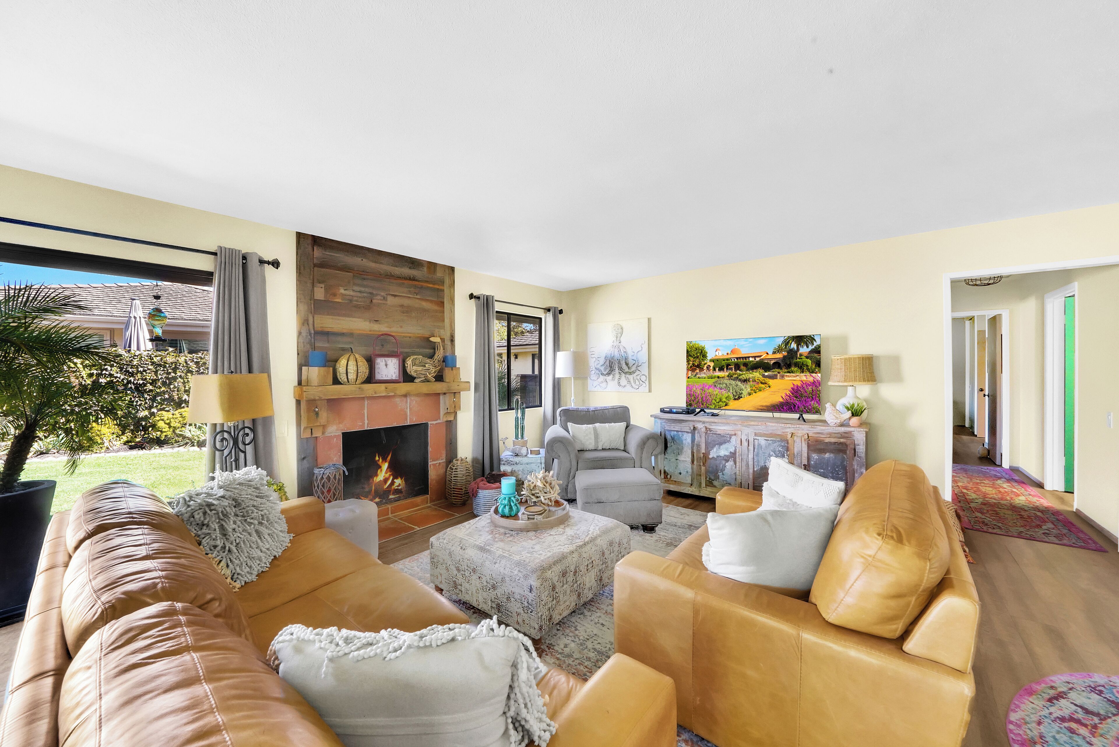 Smart-tv, een open haard en boeken