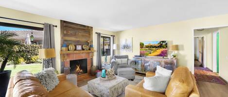 Smart-tv, een open haard en boeken