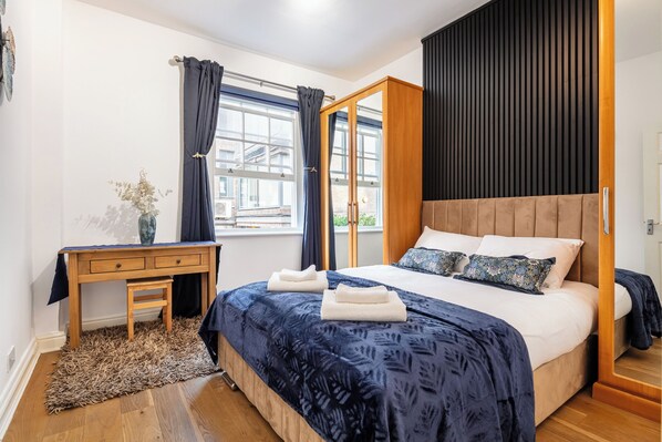 3 Schlafzimmer, Schreibtisch, Bügeleisen/Bügelbrett, Reisekinderbett