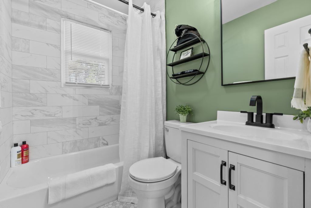 Ein Badezimmer mit Badewanne, Toilette und Waschbecken.