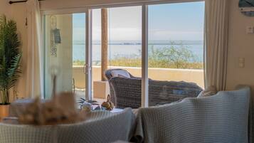 Casa, 3 quartos, vista para o oceano | Área de estar | Smart TV 32 polegadas com canais digitais, serviços de streaming