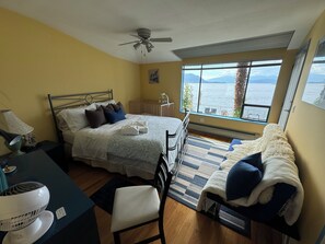 3 bedrooms, in-room safe, desk, iron/ironing board - Pacific Gem 💎 Ocean Front  (West Vancouver)