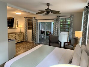 Premium-Studiosuite, 1 King-Bett, Gartenblick, Erdgeschoss | Individuell dekoriert, individuell eingerichtet, Bügeleisen/Bügelbrett