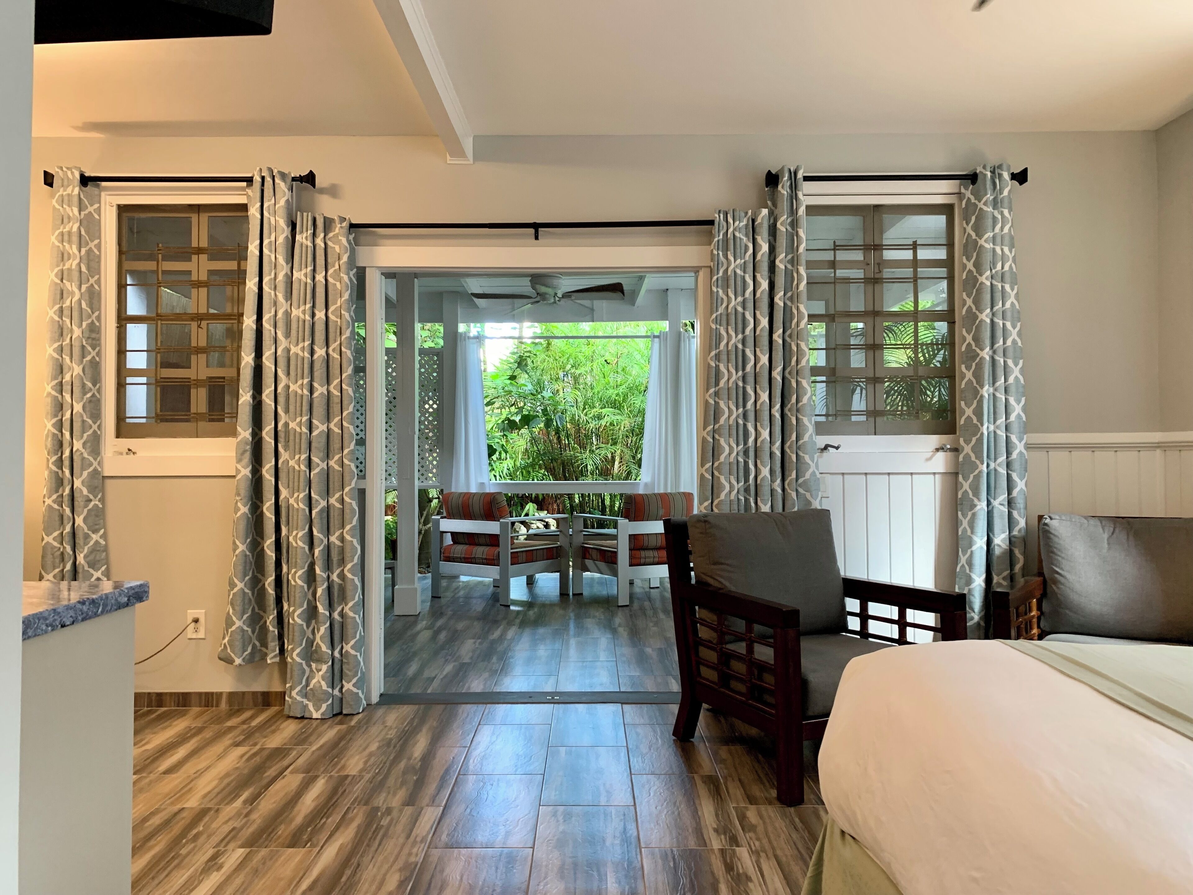 Premium Studio Suite, 1 King Bed, Garden View, Ground Floor | Individually decorated, individually furnished, iron/ironing board