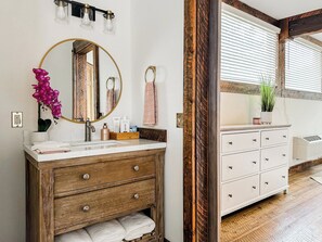 Secador de cabelo, toalhas de banho, sabonete, shampoo